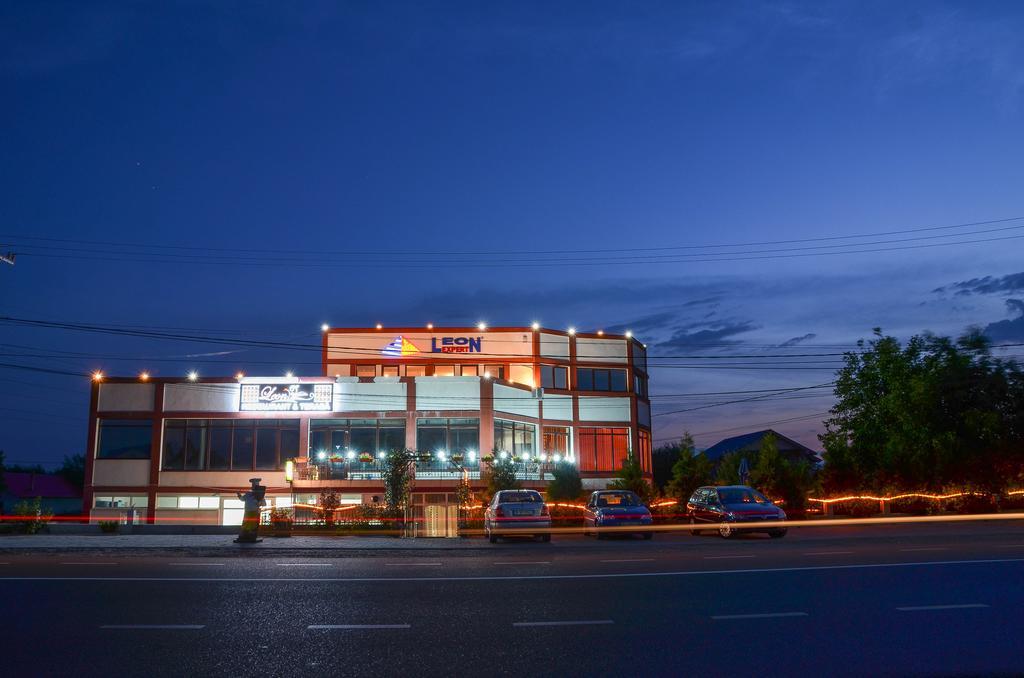 Motel - Restaurant Leon Bacau Bagian luar foto